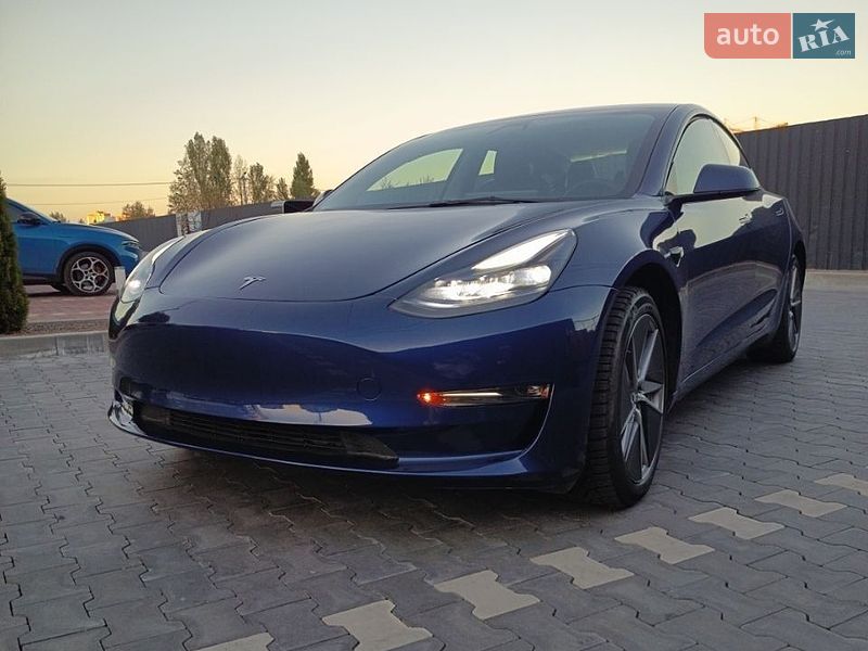 Седан Tesla Model 3 2023 в Буче