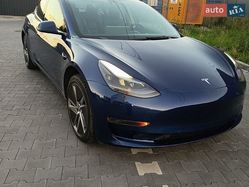 Седан Tesla Model 3 2023 в Буче