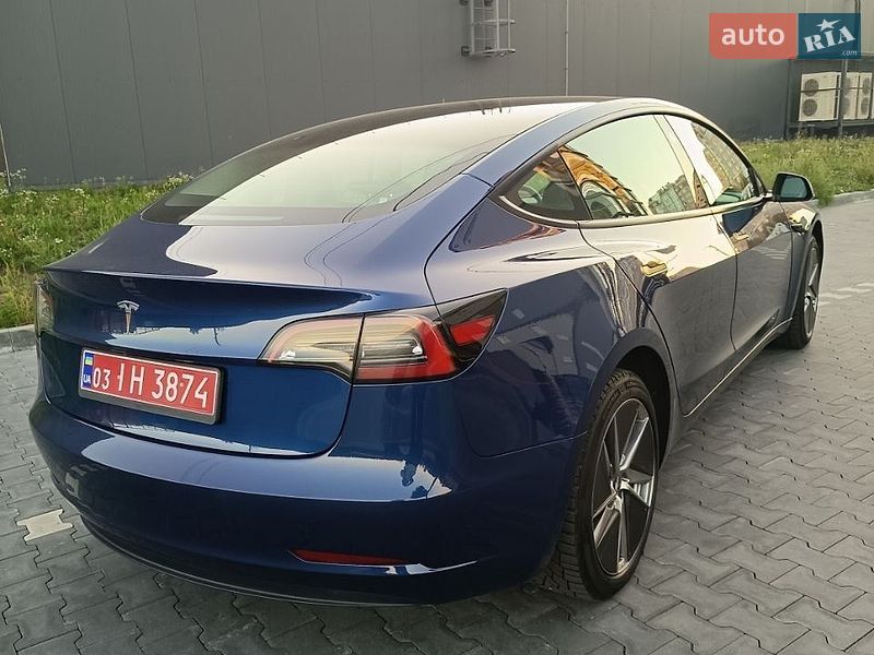 Седан Tesla Model 3 2023 в Буче