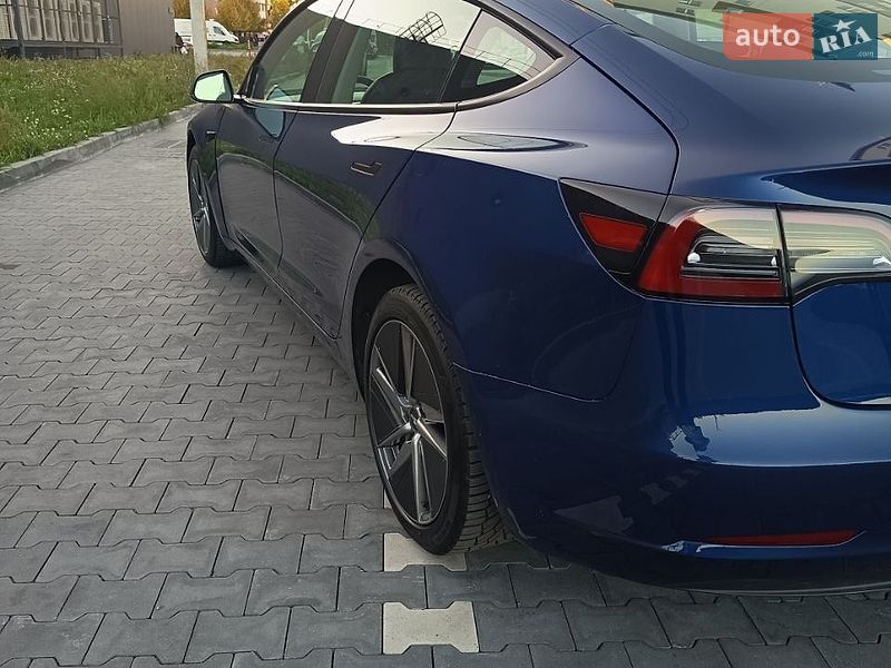 Седан Tesla Model 3 2023 в Буче