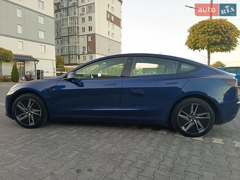 Седан Tesla Model 3 2023 в Буче