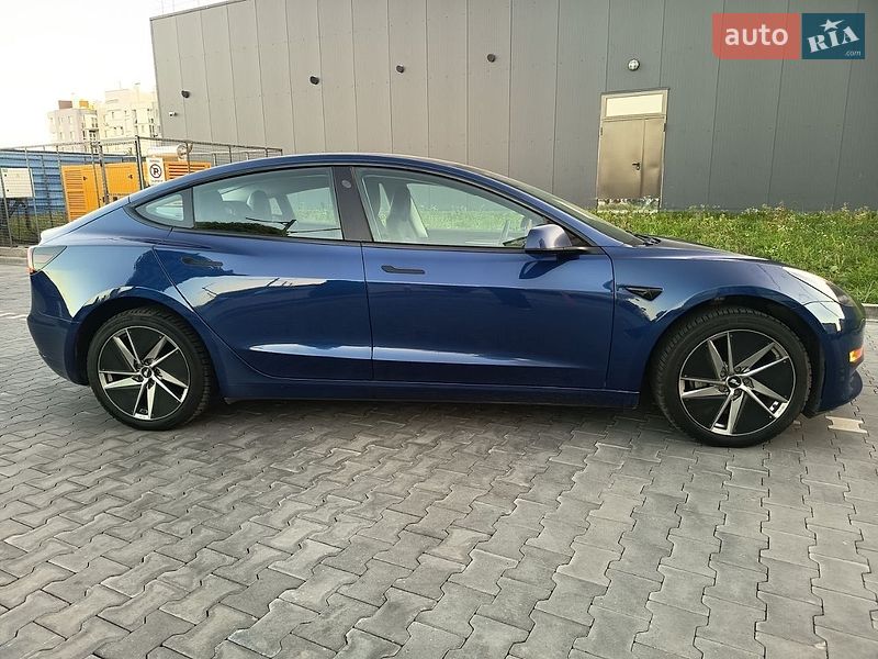 Седан Tesla Model 3 2023 в Буче