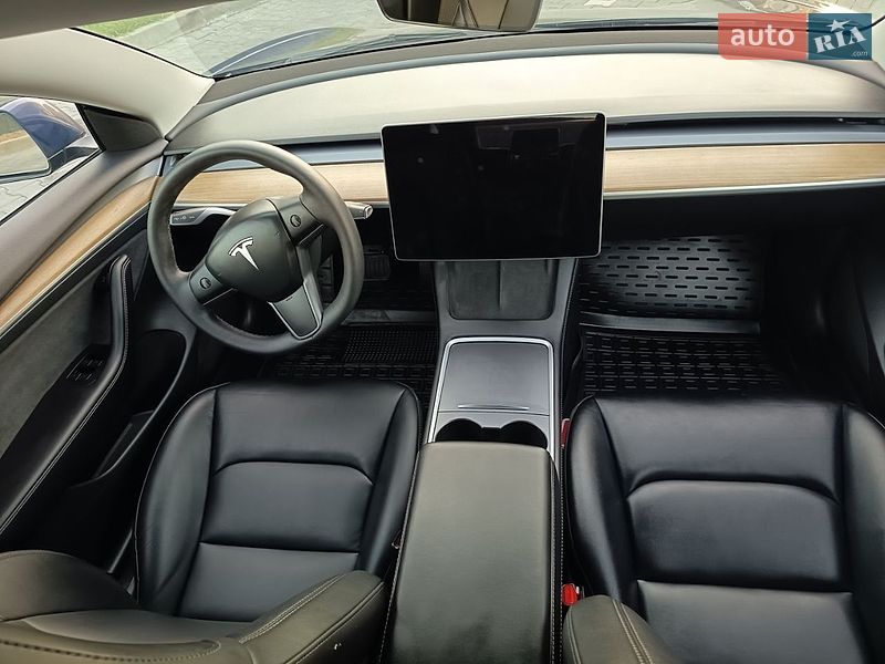 Седан Tesla Model 3 2023 в Буче