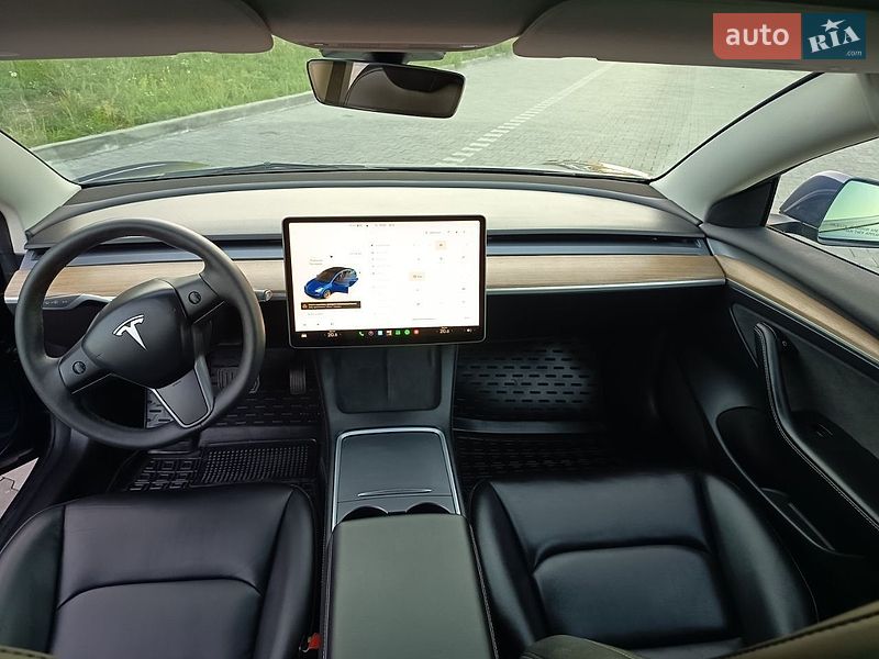Седан Tesla Model 3 2023 в Буче