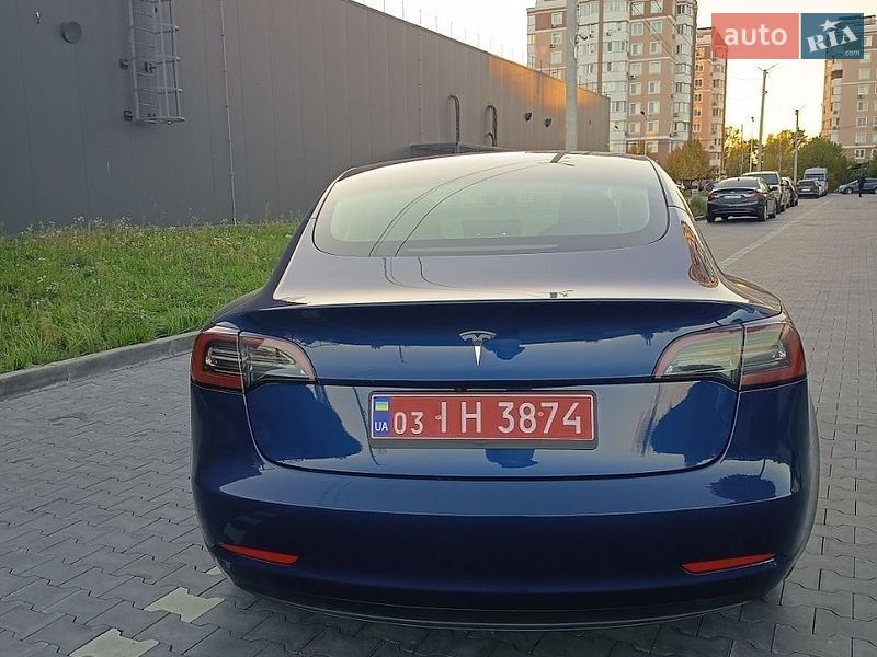 Седан Tesla Model 3 2023 в Буче