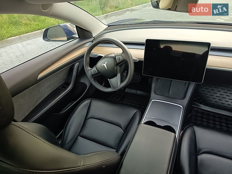Седан Tesla Model 3 2023 в Буче
