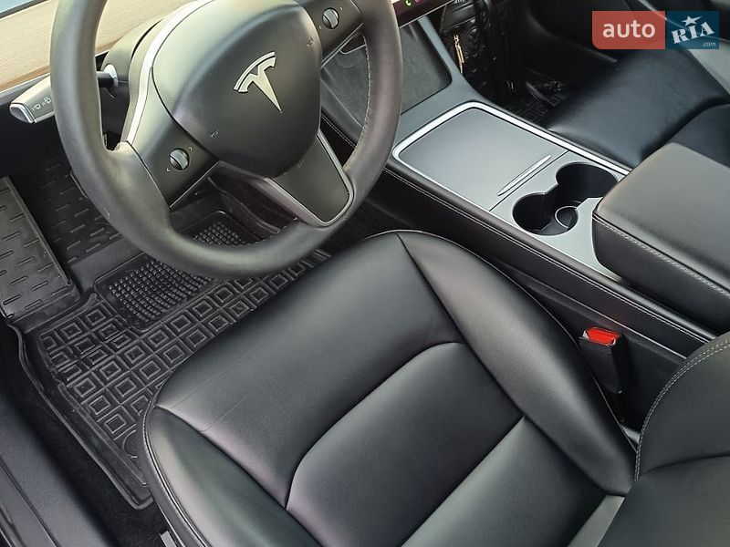 Седан Tesla Model 3 2023 в Буче
