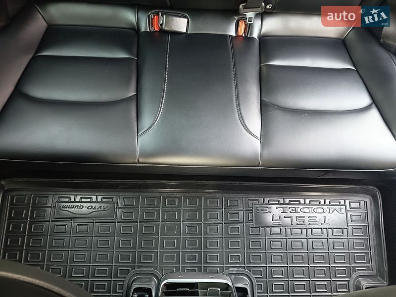 Седан Tesla Model 3 2023 в Буче