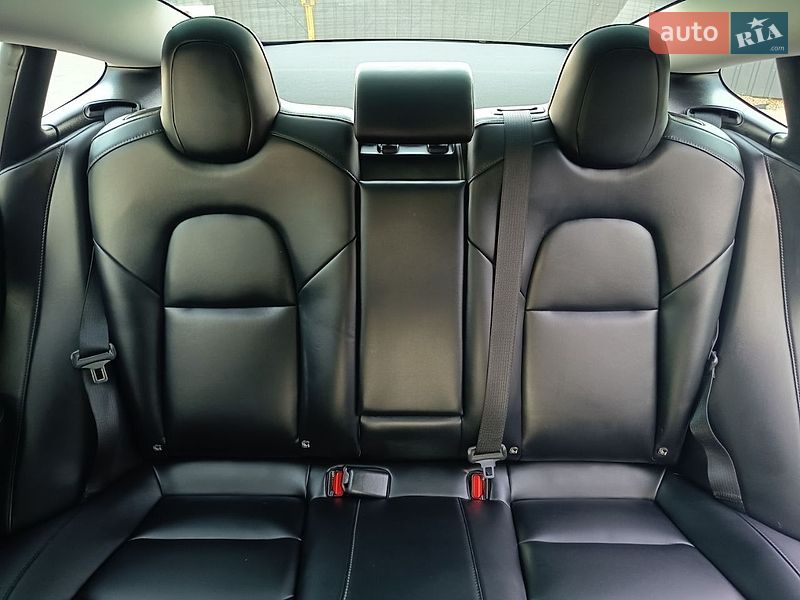 Седан Tesla Model 3 2023 в Буче