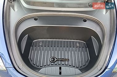 Седан Tesla Model 3 2023 в Буче