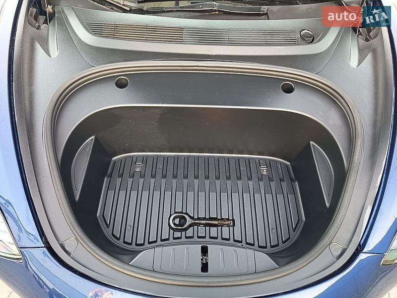 Седан Tesla Model 3 2023 в Буче