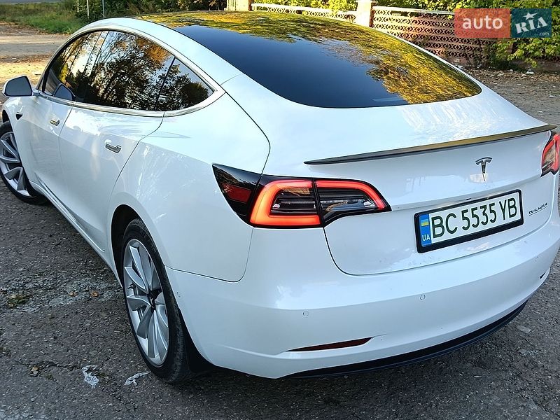 Седан Tesla Model 3 2019 в Львове