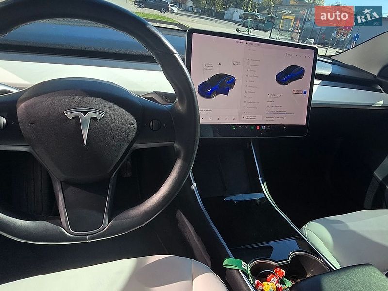 Седан Tesla Model 3 2018 в Львове