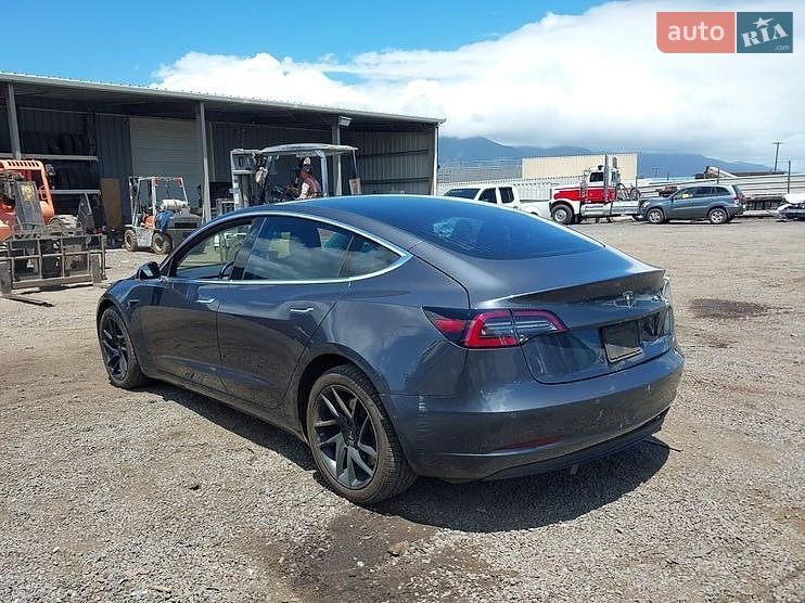 Седан Tesla Model 3 2019 в Ровно