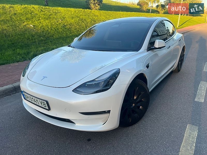 Седан Tesla Model 3 2022 в Киеве