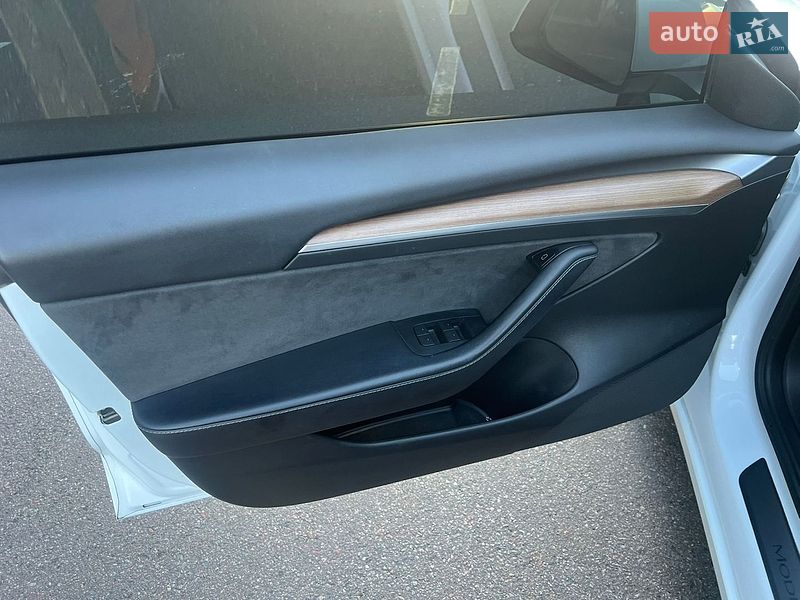 Седан Tesla Model 3 2022 в Киеве