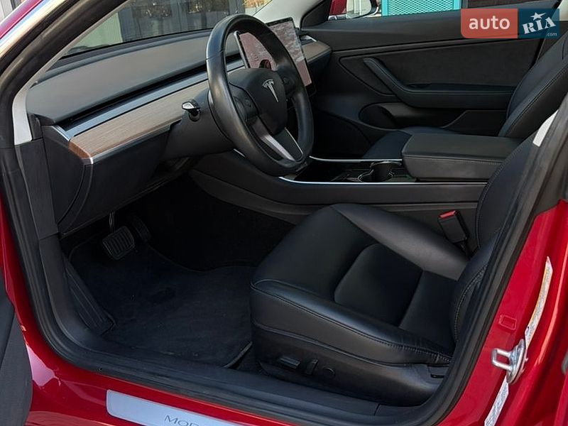 Седан Tesla Model 3 2018 в Львове