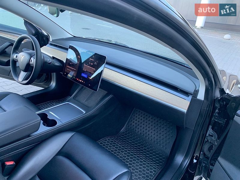 Седан Tesla Model 3 2022 в Киеве