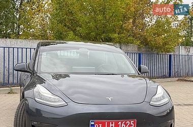 Седан Tesla Model 3 2022 в Краснограді