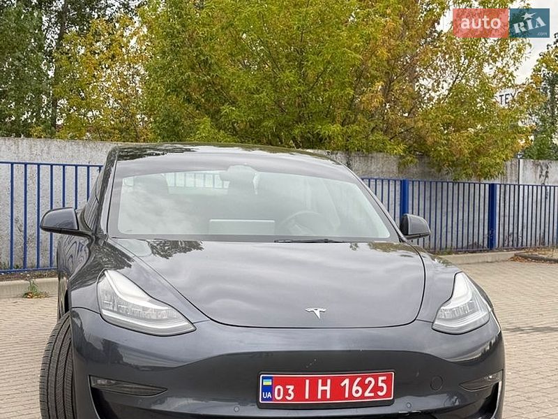 Седан Tesla Model 3 2022 в Краснограді