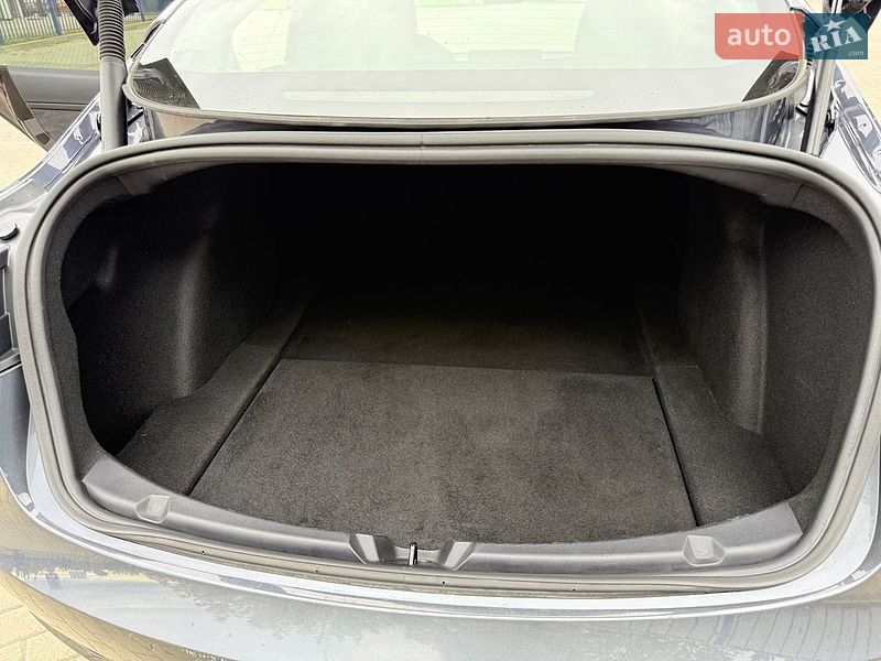 Седан Tesla Model 3 2022 в Краснограді