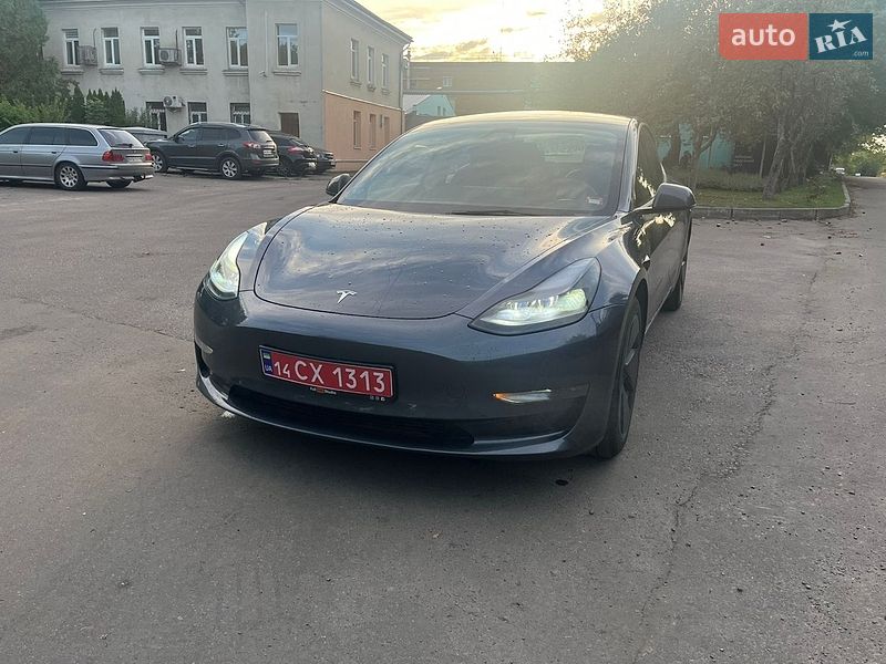 Седан Tesla Model 3 2023 в Львове