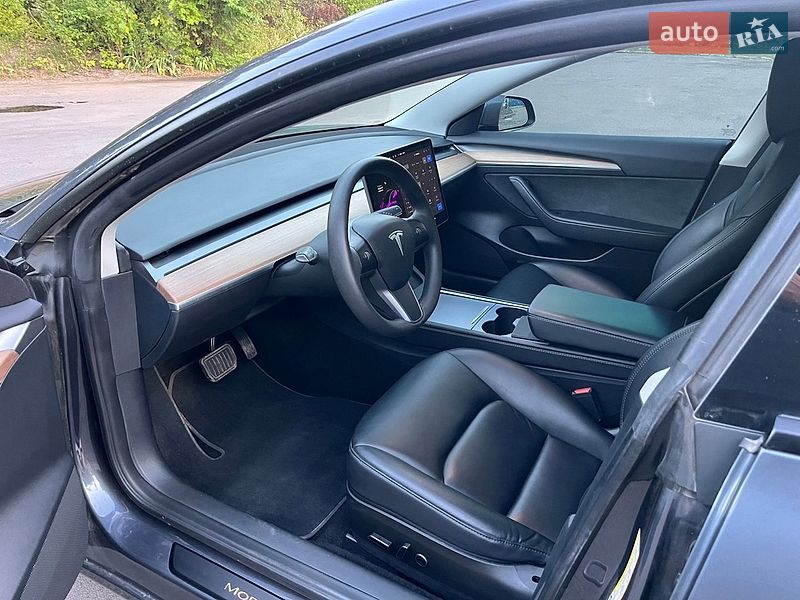Седан Tesla Model 3 2023 в Львове
