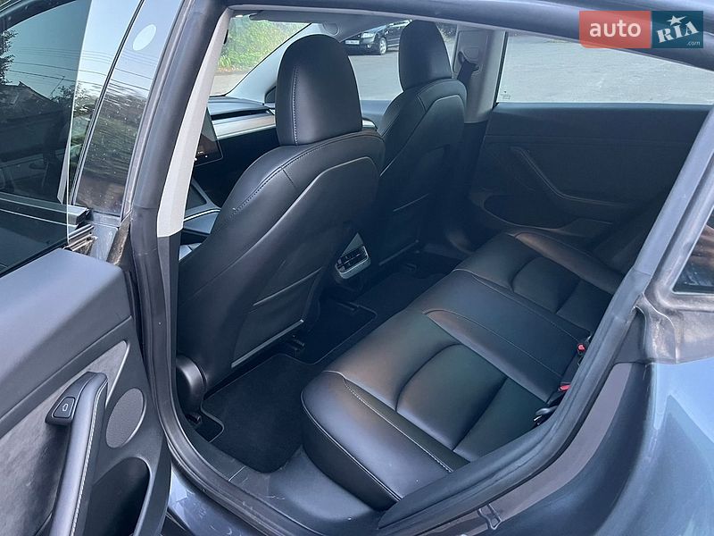 Седан Tesla Model 3 2023 в Львове