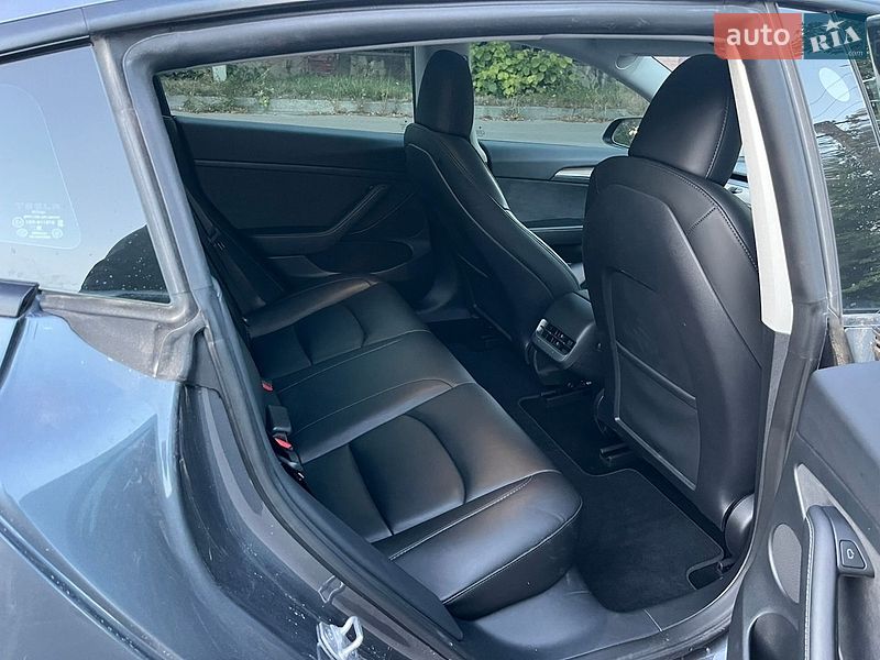 Седан Tesla Model 3 2023 в Львове