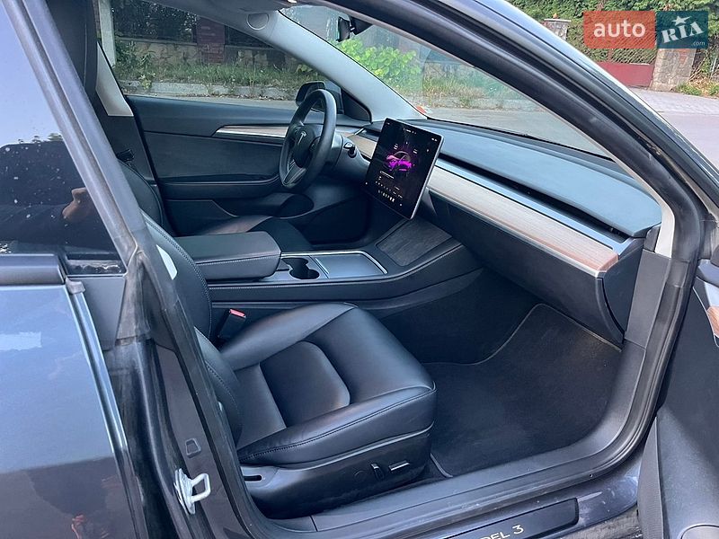Седан Tesla Model 3 2023 в Львове