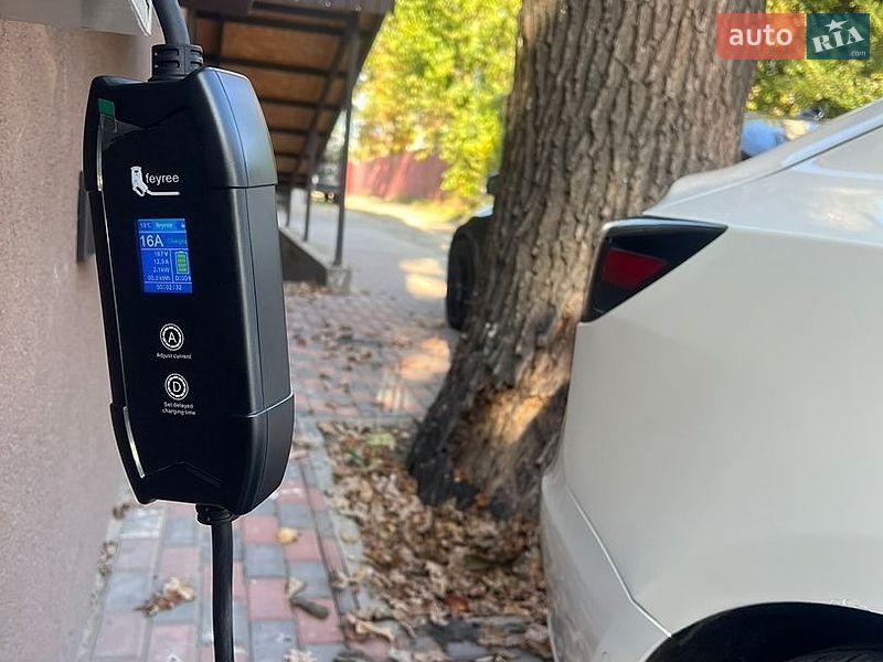 Седан Tesla Model 3 2017 в Києві
