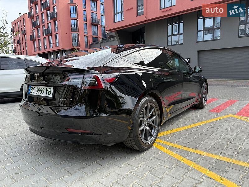 Седан Tesla Model 3 2022 в Львове
