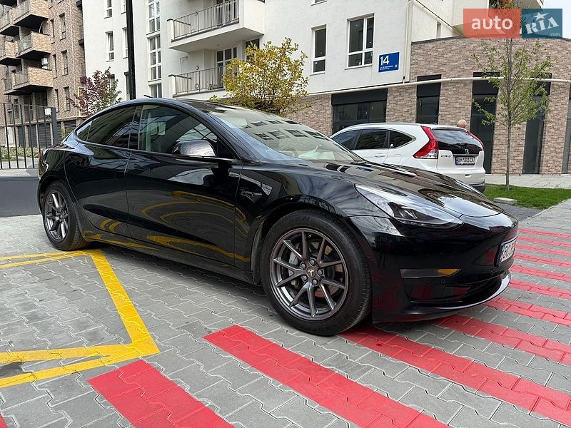 Седан Tesla Model 3 2022 в Львове