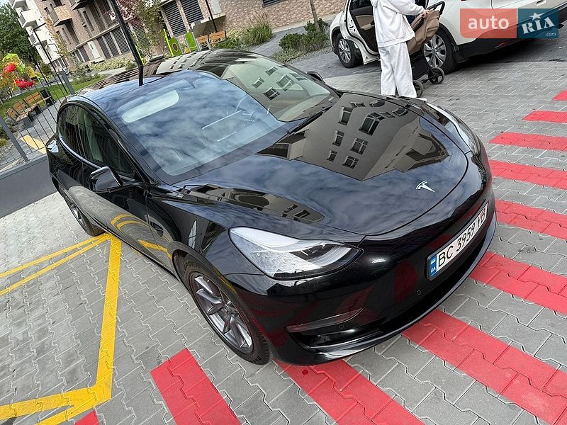 Седан Tesla Model 3 2022 в Львове