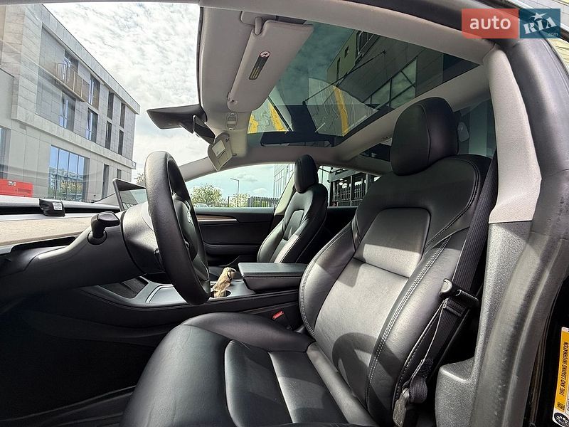 Седан Tesla Model 3 2022 в Львове