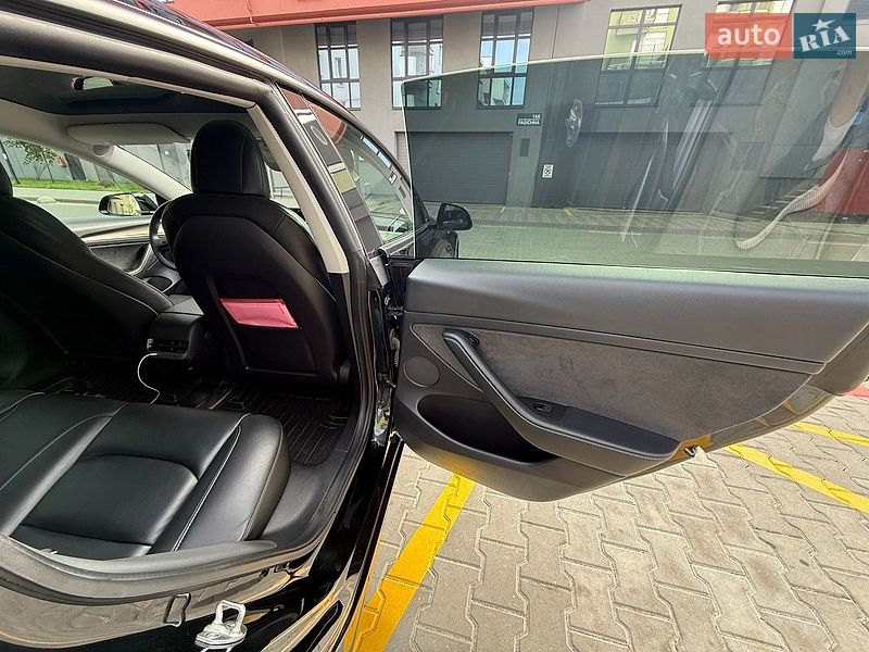 Седан Tesla Model 3 2022 в Львове