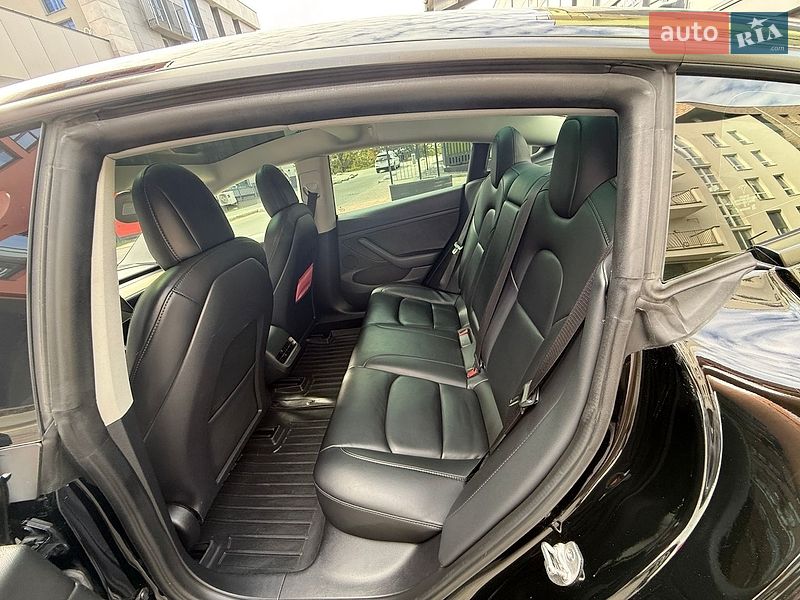 Седан Tesla Model 3 2022 в Львове