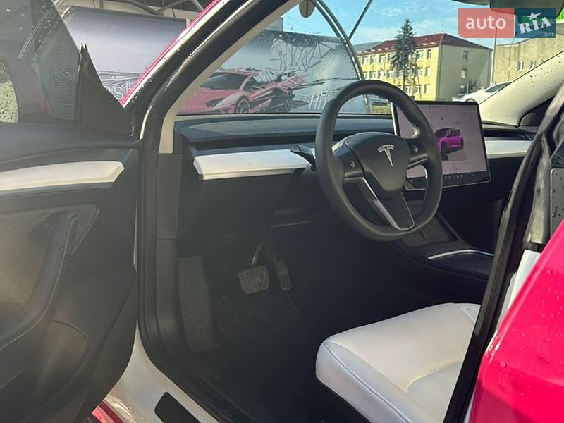 Седан Tesla Model 3 2023 в Монастыриске