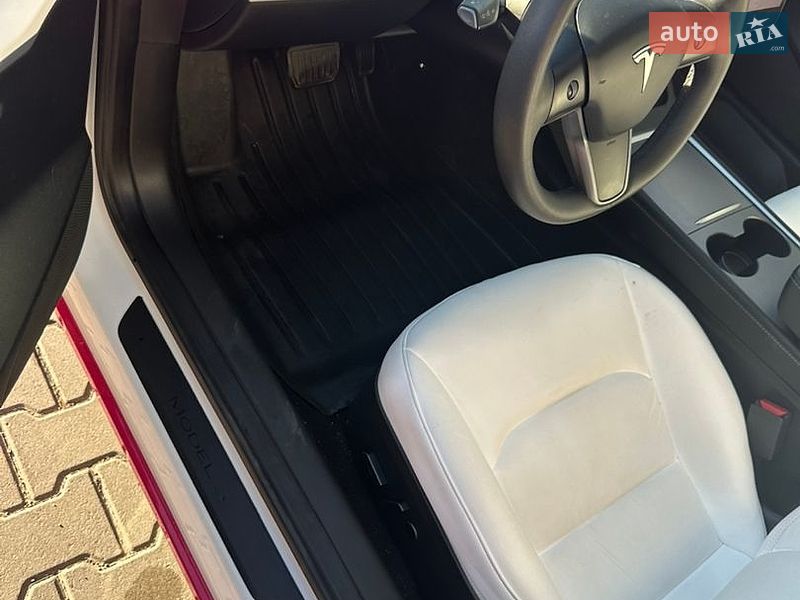 Седан Tesla Model 3 2023 в Монастыриске