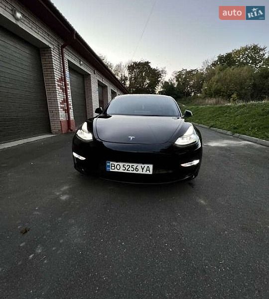 Седан Tesla Model 3 2022 в Винниках