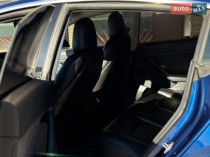 Седан Tesla Model 3 2019 в Львові