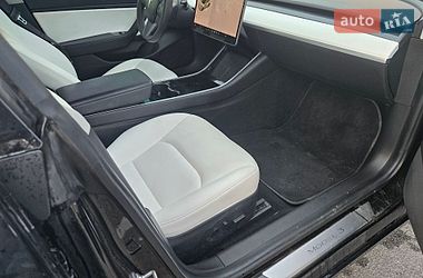 Седан Tesla Model 3 2020 в Львове