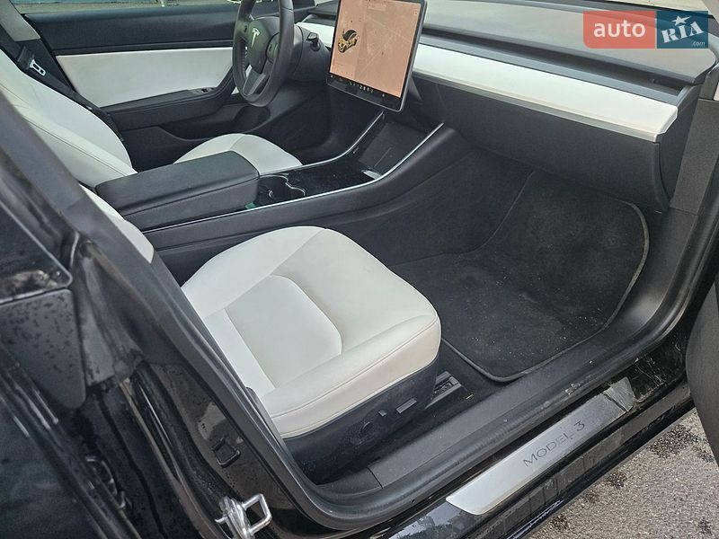 Седан Tesla Model 3 2020 в Львове