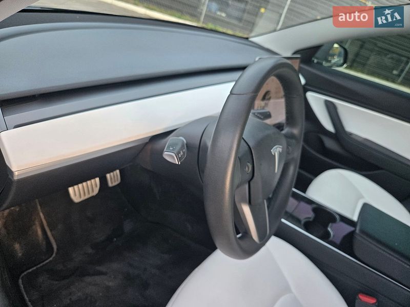 Седан Tesla Model 3 2020 в Львове