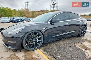 Седан Tesla Model 3 2019 в Киеве