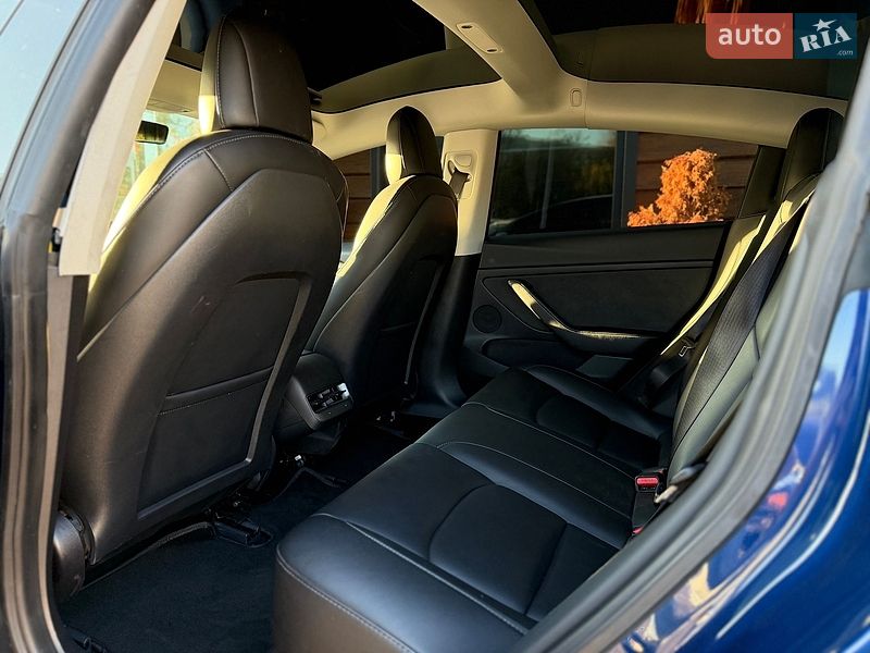 Седан Tesla Model 3 2021 в Шептицькому