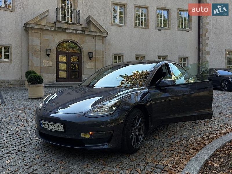 Седан Tesla Model 3 2021 в Львові