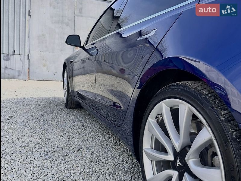 Седан Tesla Model 3 2018 в Львові