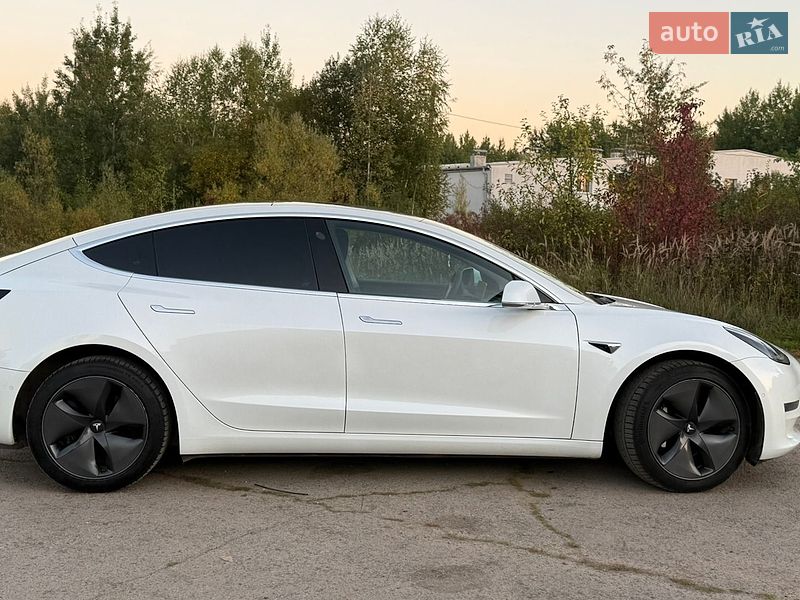 Седан Tesla Model 3 2019 в Трускавце