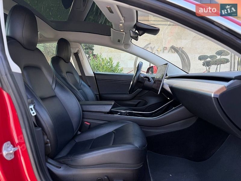 Седан Tesla Model 3 2018 в Львові